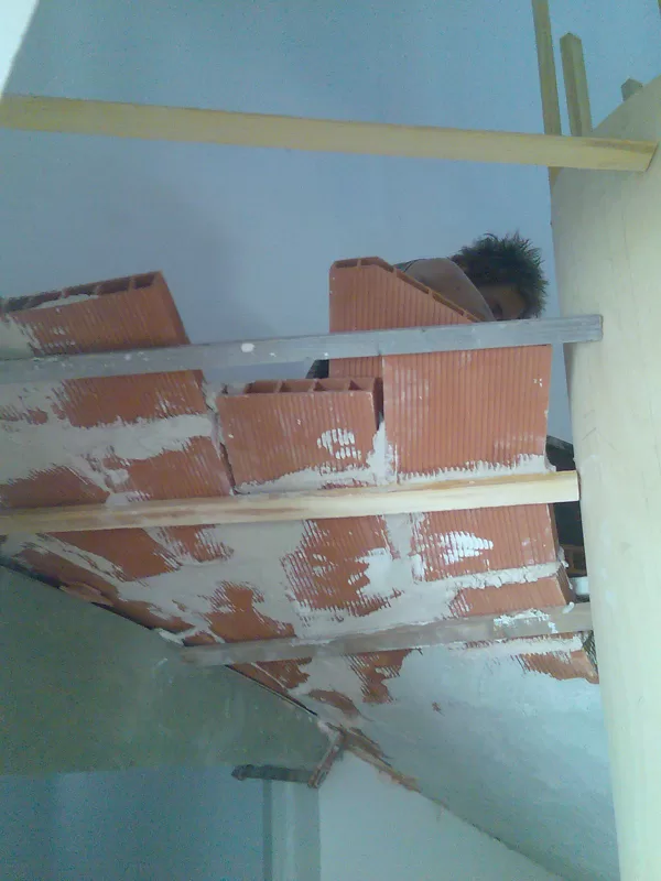Escalier en voute sarazine en pierre de Moka vue de dessous, en construction.