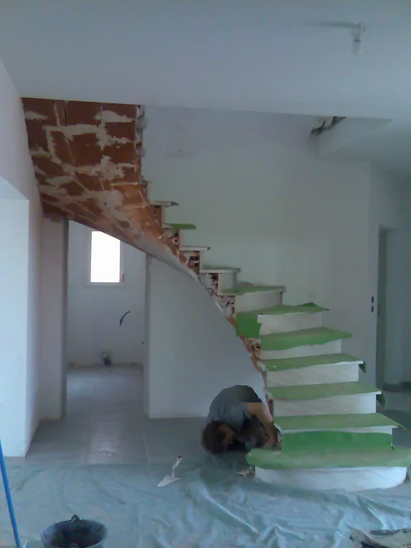 Escalier en voute sarazine en pierre de Moka. En cours.