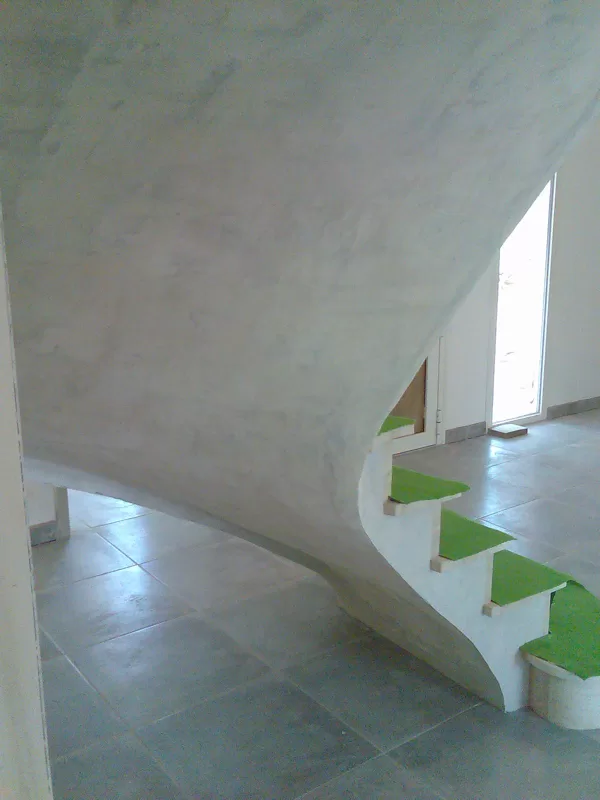 Escalier en voute sarazine en pierre de Moka. Vue de dessous.
