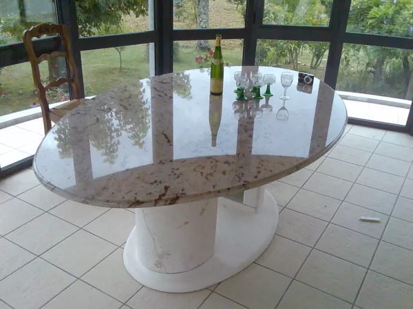 Mabrerie. Conception d'une table en pierre et granit.