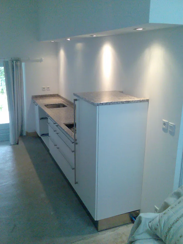 Marbrerie. Plan de cuisine en granit gris.