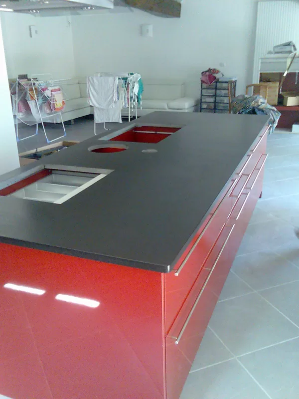 Mabrerie. Plan de cuisine en granit noir.