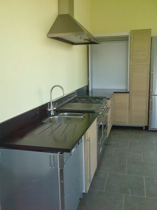 Mabrerie. Plan de cuisine en granit noir.